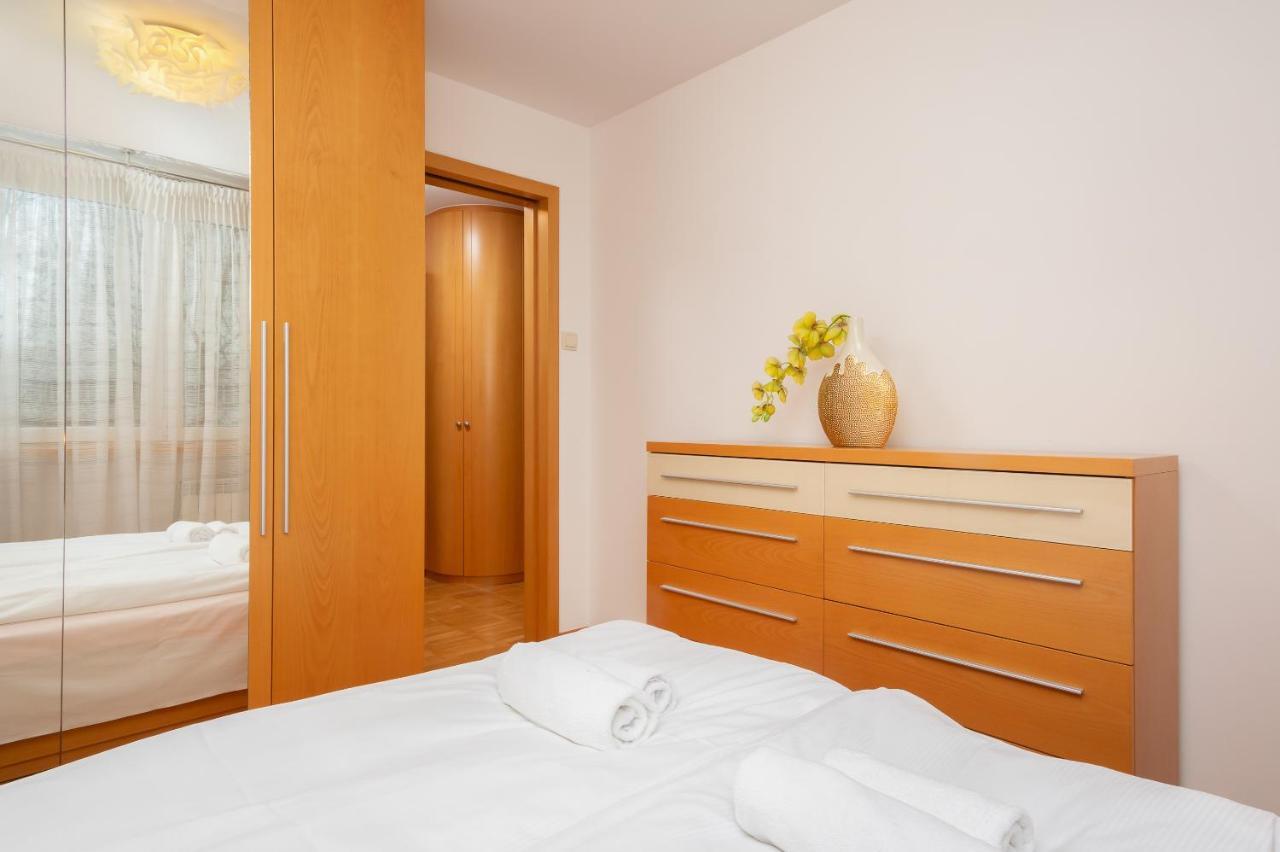Two-Bedroom Family Apartment Esperanto Next To Klif By Noclegi Renters Варшава Екстериор снимка